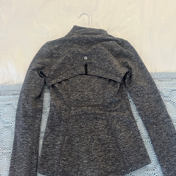 Lululemon define jacket. Size 4. Amazing condition - Picture 3 of 4